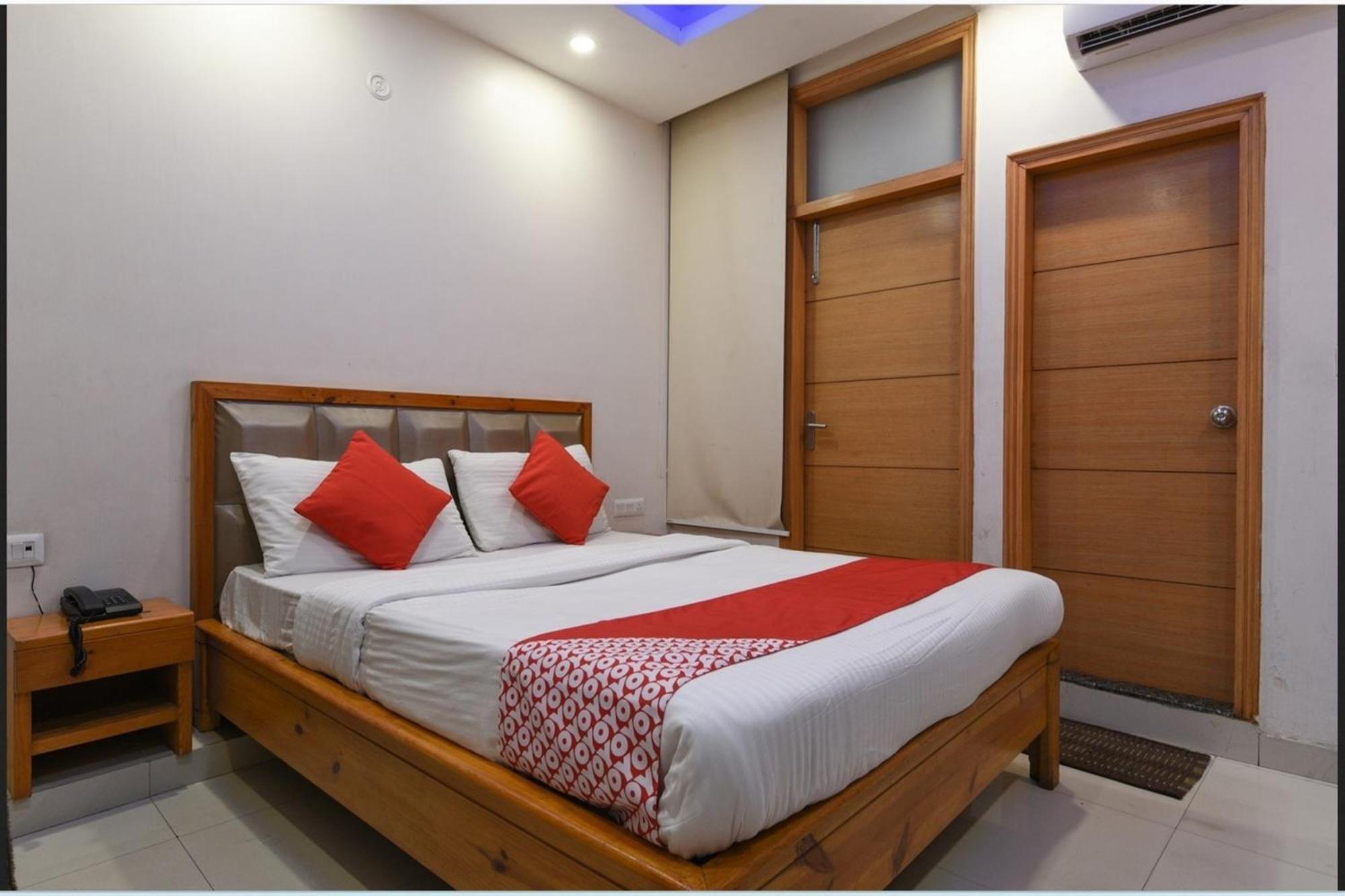 Hotel Clink New Delhi Airport 外观 照片