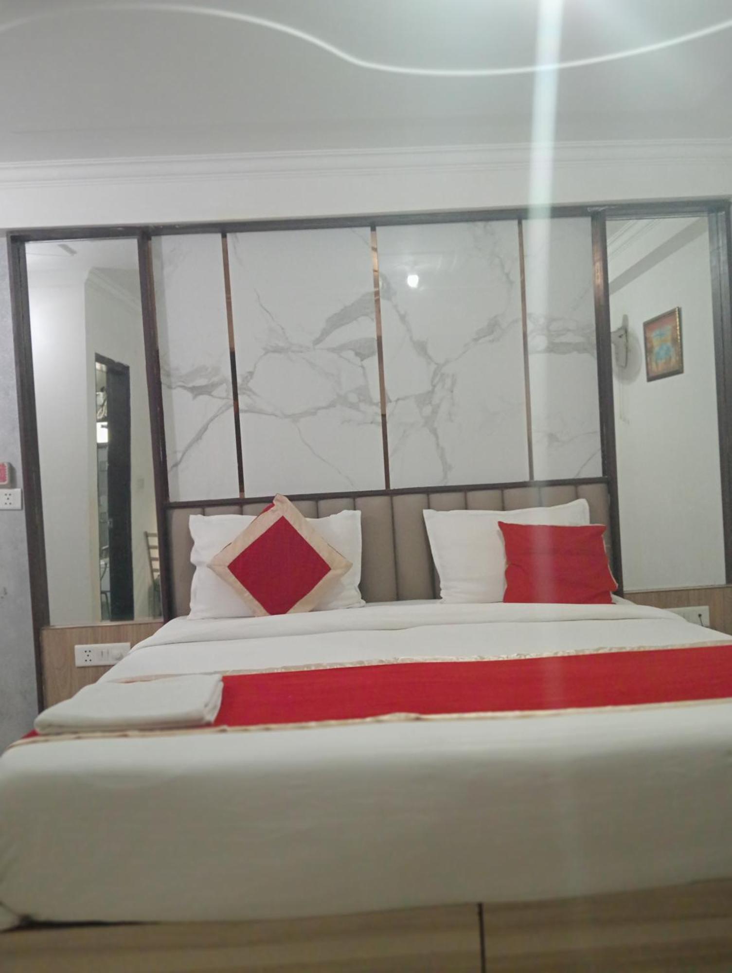 Hotel Clink New Delhi Airport 外观 照片